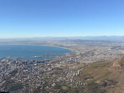 Uitzicht vanaf de Tafelberg over de binnenstad van Kaapstad, de haven en de Tafelbaai