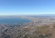 Uitzicht vanaf de Tafelberg over de binnenstad van Kaapstad, de haven en de Tafelbaai