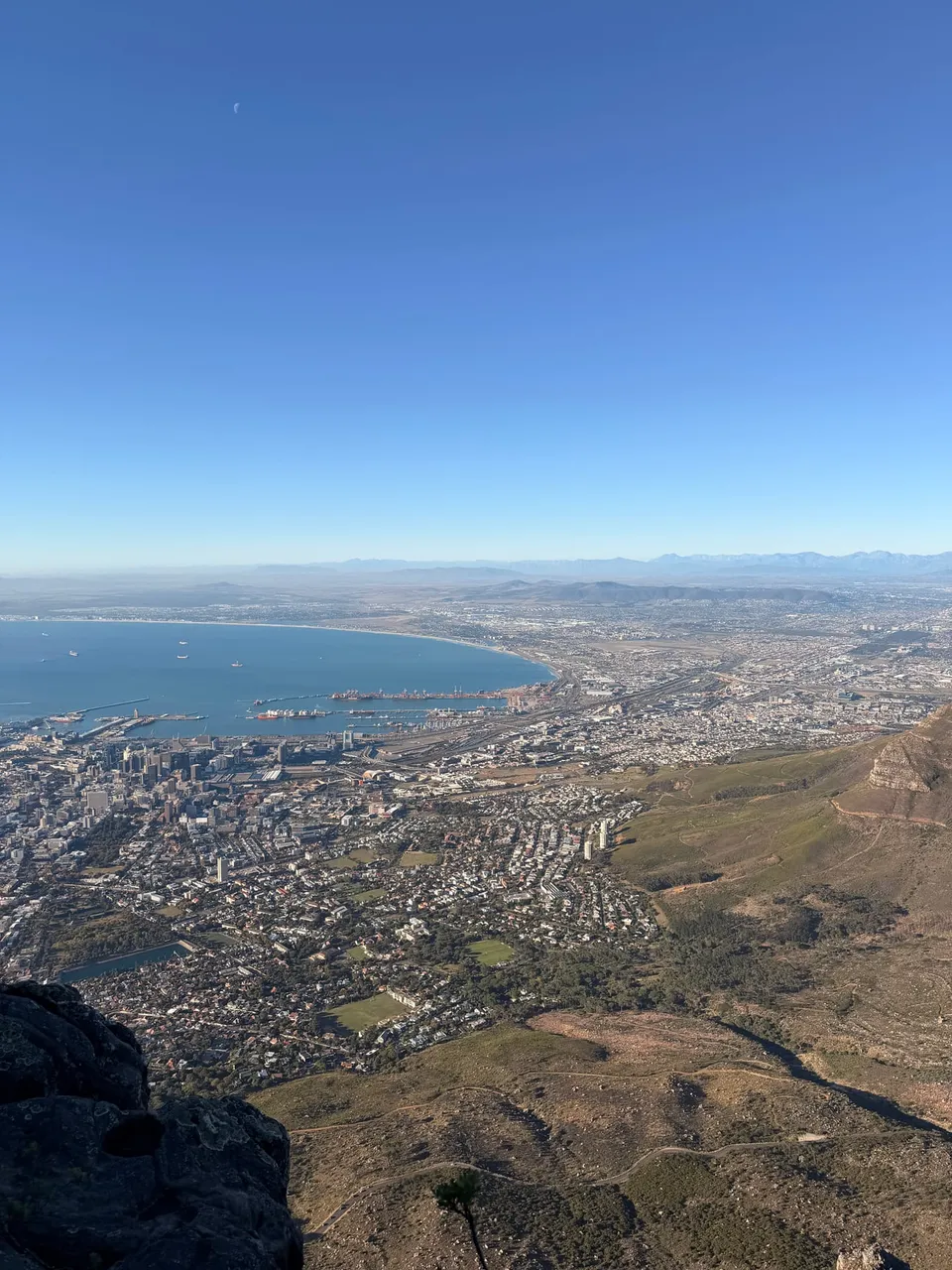 Uitzicht over Kaapstad en de kust vanaf de Tafelberg