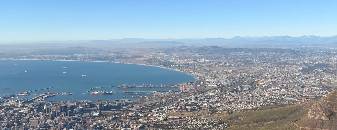 Uitzicht vanaf de Tafelberg over de binnenstad van Kaapstad, de haven en de Tafelbaai