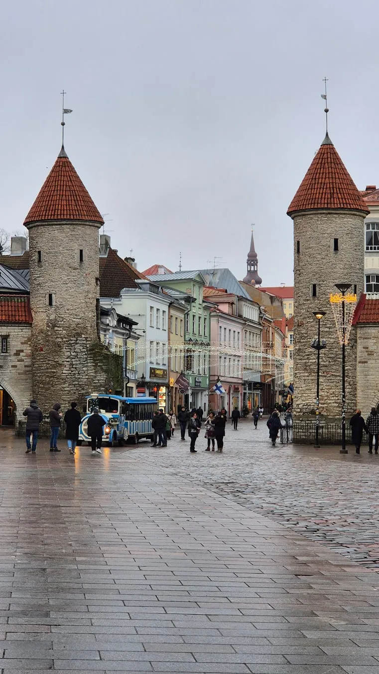 De twee ronde torens van de Viru-poort aan de ingang van de oude stad van Tallinn