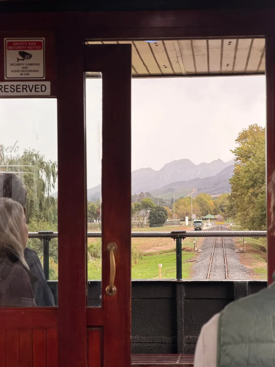 Uitzicht vanuit de Franschhoek Wine Tram op het korte spoor en de bergen