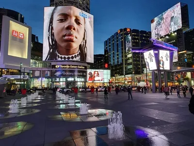 Verlichte reclameschermen boven Yonge-Dundas Square in Toronto op een avond in oktober