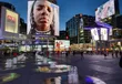 Verlichte reclameschermen boven Yonge-Dundas Square in Toronto op een avond in oktober