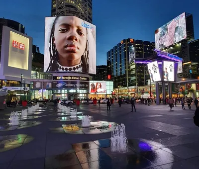Verlichte reclameschermen boven Yonge-Dundas Square in Toronto op een avond in oktober