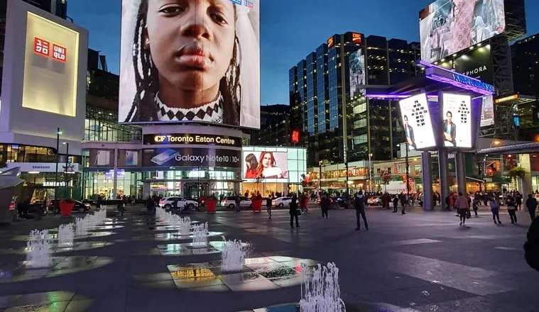 Verlichte reclameschermen boven Yonge-Dundas Square in Toronto op een avond in oktober